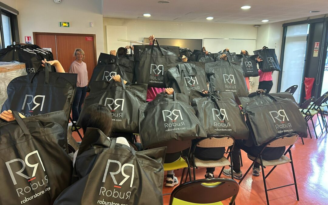 Nos élèves de Seconde MRC et GATL ont reçu leurs tenues professionnelles au sein du lycée.