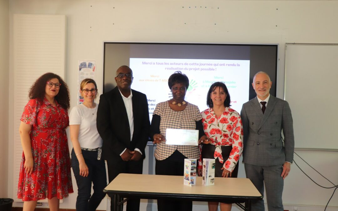 Remise du chèque du projet « Journée Relooking » à l’association AVVO